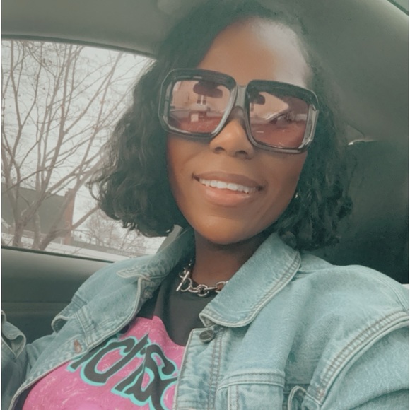 Meet your Posher, T - Picture 1 of 5